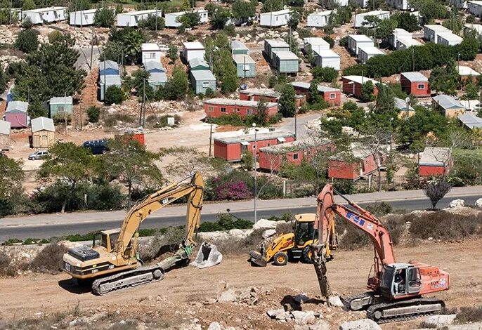 صورة جيش الاحتلال يوسع طرقًا ويبني وينشئ بنية تحتية طويلة الأجل في مناطق بقطاع غزة