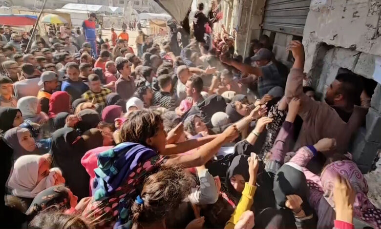 صورة تفاعل واسع مع “مليونية الخبز” بسبب الحصار وانتشار المجاعة في القطاع