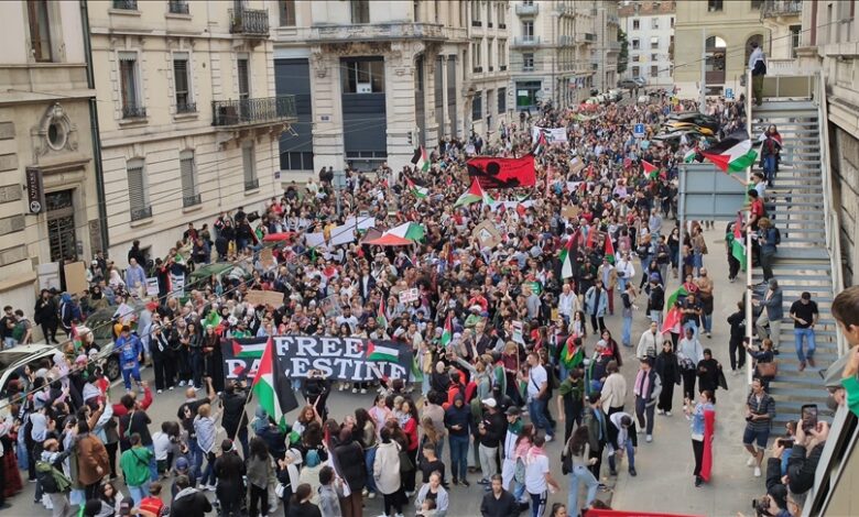 صورة مسيرة تضامنية مع غزة ولبنان في جنيف وهتافات تطالب بمحاكمة نتنياهو كمجرم حرب