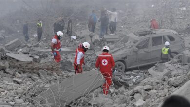 صورة الدفاع المدني في لبنان .. مهمة إنقاذ ما يدمره الاحتلال “الإسرائيلي” بأياد عارية وبأقل الإمكانيات