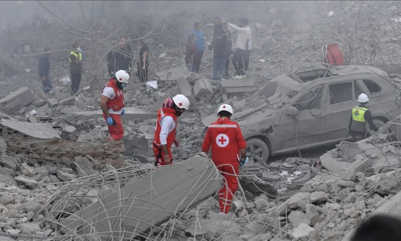 صورة الدفاع المدني في لبنان .. مهمة إنقاذ ما يدمره الاحتلال “الإسرائيلي” بأياد عارية وبأقل الإمكانيات