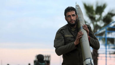 صورة فصائل الثورة السورية تدخل مدينة حماة بعد أيام من تطويقها