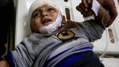 صورة قوات الاحتلال تمعن بالإبادة الوحشية باستهداف سيدة فلسطينية وطفليها بصاروخ من مسيرة