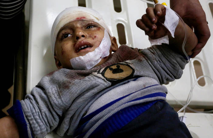 صورة قوات الاحتلال تمعن بالإبادة الوحشية باستهداف سيدة فلسطينية وطفليها بصاروخ من مسيرة