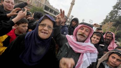 صورة قبضة الأسد تتهاوى مع اطباق فصائل الثورة السورية على العاصمة دمشق