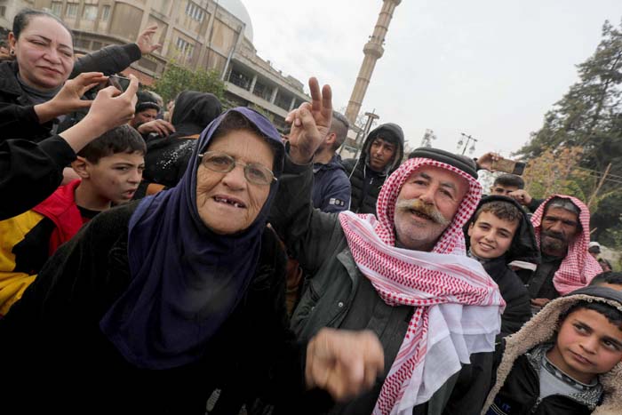 صورة قبضة الأسد تتهاوى مع اطباق فصائل الثورة السورية على العاصمة دمشق