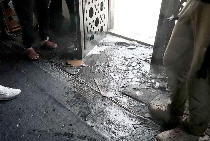 صورة التحريض على الكراهية من قبل الاحتلال تدفع مستوطنين إلى حرق “مسجد بر الوالدين”