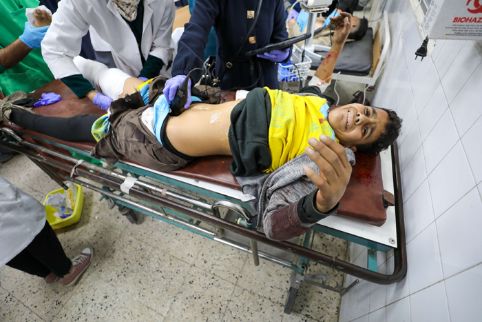 صورة قوات الاحتلال تنسف المباني وتحاصر المستشفيات بغزة وتجبر المرضى والأطباء على اخلائها