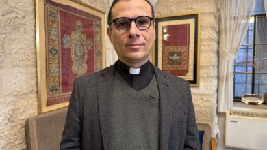 صورة القس منذر إسحاق: القدس تواجه خطرا ممنهجا يستهدف تفريغها من الفلسطينيين المسيحيين والمسلمين معا