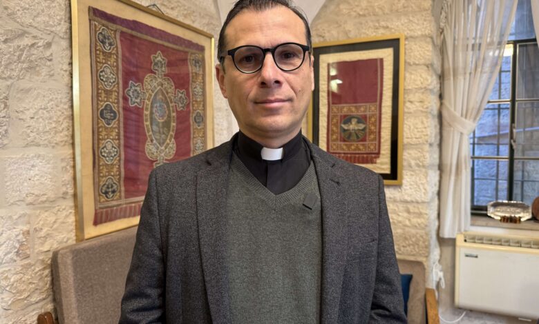 صورة القس منذر إسحاق: القدس تواجه خطرا ممنهجا يستهدف تفريغها من الفلسطينيين المسيحيين والمسلمين معا