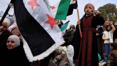 صورة سوريون يعيدون اكتشاف دمشق من أعالي قاسيون بعد حرمانهم لسنوات من ارتياده