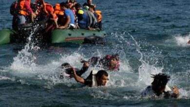 صورة مصرع 8 مهاجرين إثر مطاردة خفر السواحل اليوناني لقاربهم