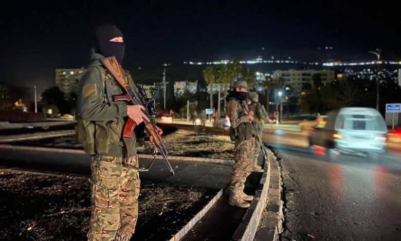 صورة مقتل عنصري أمن في اشتباكات بحمص بين إدارة العمليات العسكرية وفلول نظام الأسد