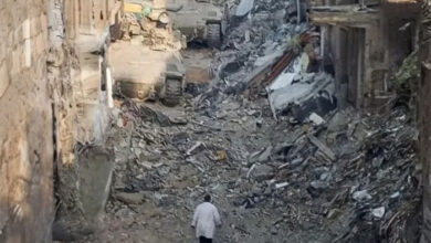 صورة حسام أبو صفية طبيب فلسطيني يواجه غطرسة ووحشية جيش الاحتلال بردائه الأبيض