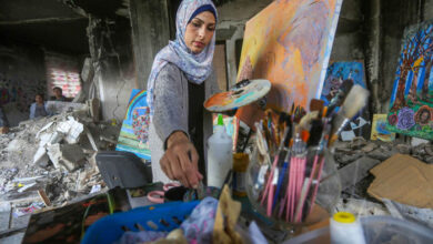 صورة مرسم مدمر ولوحات تروي مآسي الإبادة الوحشية في غزة