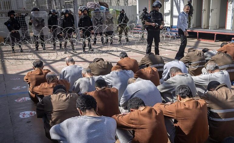 صورة مركز حقوقي: الاحتلال لا يزال يعتقل ما يزيد على ألفي أسير من قطاع غزة منذ بدء حرب الإبادة