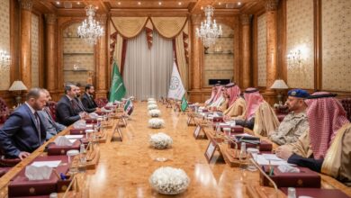 صورة وزيرا الخارجية والدفاع السعوديان يلتقيان مع نظيريهما في حكومة تصريف الأعمال السورية