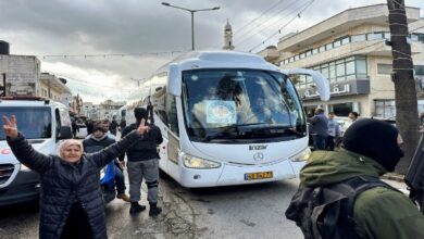 صورة وصول 16 من الأسرى الفلسطينيين المفرج عنهم إلى قطاع غزة