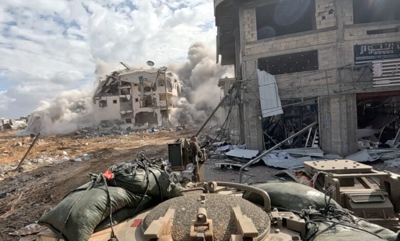 صورة مصادر طبية: استشهاد وإصابة مدنيين بقصف جوي وبري على شمال ووسط وجنوب القطاع