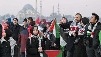 صورة مئات الآلاف يحتشدون في إسطنبول دعما لفلسطين في أول أيام العام الجديد