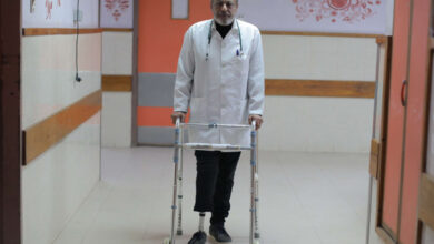 صورة طبيب فلسطيني بقدم واحدة يداوي الأطفال في غزة