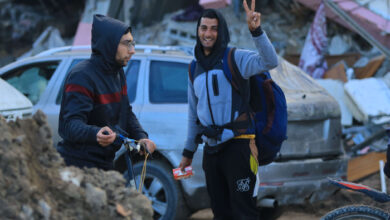 صورة أصحاب الأرض يتحدون الاحتلال بعودتهم إلى غزة رغم افتقارها إلى مقومات للحياة