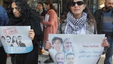 صورة سوريون يعودون بغصّة البحث عن أحباء مفقودين