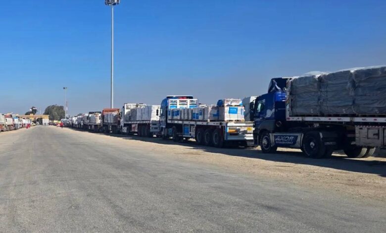 صورة شاحنات المساعدات الإغاثية تدخل غزة من معبر كرم أبو سالم