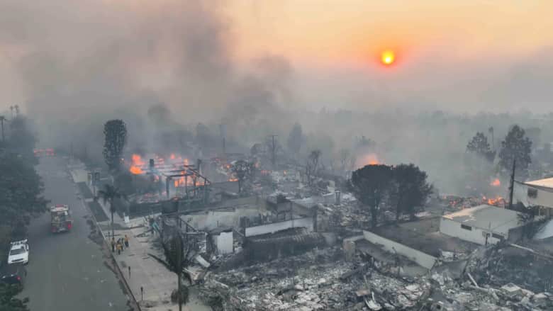 صورة حرائق الغابات تحيل لوس أنجلوس لما يشبه منطقة حرب