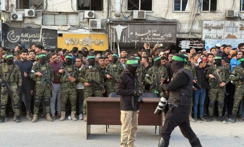 صورة كتائب القسام تسلم الصليب الأحمر المحتجزات الـ”إسرائيليات” من وسط مدينة غزة