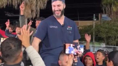 صورة احتفال أهالي غزة بالطبيب العراقي محمد طاهر الذي قرر البقاء في القطاع