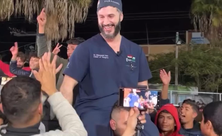 صورة احتفال أهالي غزة بالطبيب العراقي محمد طاهر الذي قرر البقاء في القطاع