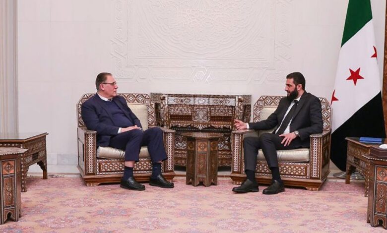 صورة أحمد الشرع يلتقي مساعد الأمين العام المدير الإقليمي للبرنامج الأممي الإنمائي في دمشق