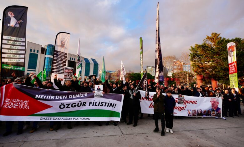 صورة متظاهرون في إسطنبول ينددون بالإبادة واستهداف المستشفيات في غزة