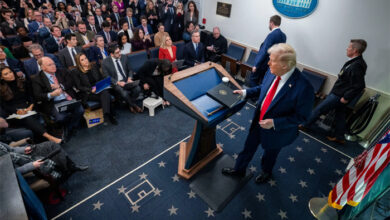 صورة طائرة هليكوبتر تابعة للجيش الأمريكي تصطدم بطائرة ركاب وتقتل العشرات في واشنطن