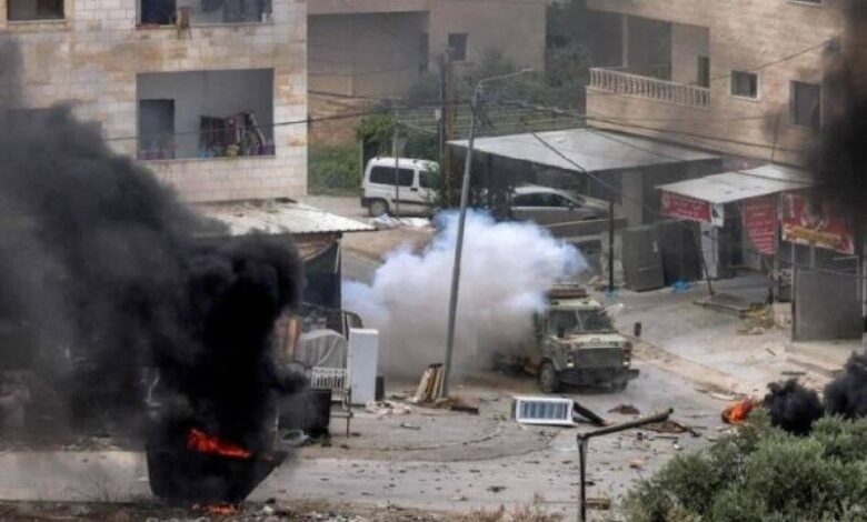 صورة تجدد الاشتباكات بين المقاومة والاحتلال في شوارع مدينة جنين ومخيمها ونزوح مئات الفلسطينيين