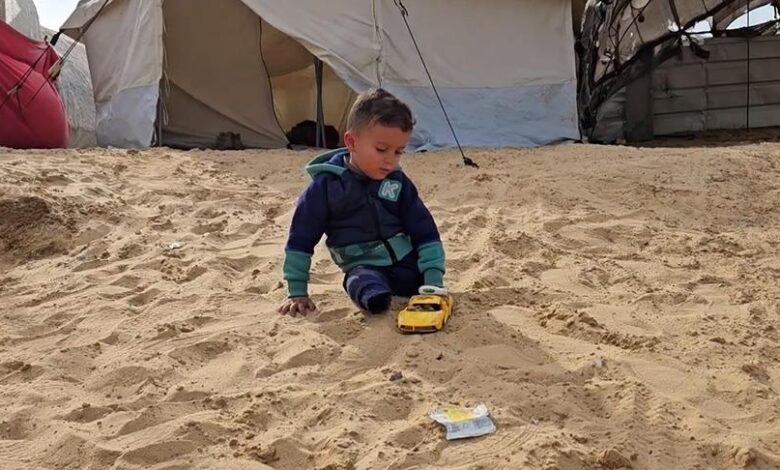 صورة طفل فلسطيني يواجه الإبادة والحياة بدون ساقين