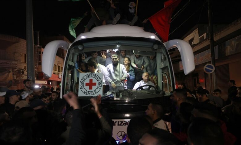 صورة حماس و”إسرائيل” يتبادلان الأسرى مع بدء سريان التهدئة ووقف إطلاق النار