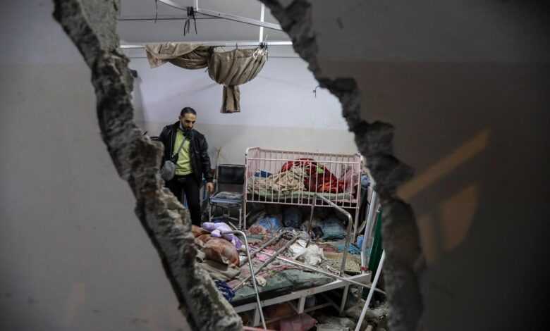 صورة محاصرون داخل المستشفى الإندونيسي يضطرون إلى استخدام محاليل طبية بدلا من المياه