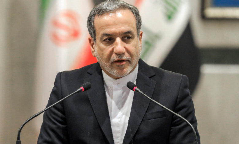 صورة وزير الخارجية الإيراني عباس عراقجي يلوح بـ”محور المقاومة” ويطالب العالم بالتفاوض