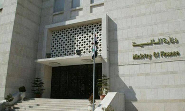 صورة وزير المالية: سيتم فصل300 ألف موظف عينهم النظام المخلوع على الورق وهناك زيادة في الرواتب