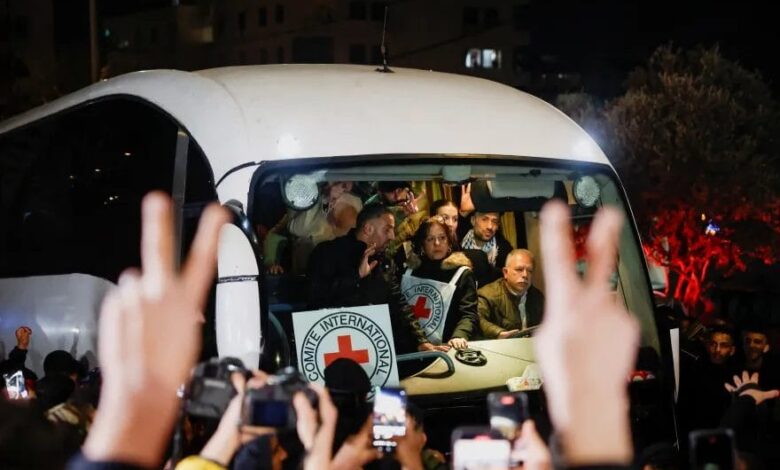 صورة الاحتلال يطلق سراح مئات الأسرى الفلسطينيين مقابل تسليم المقاومة جثث 4 أسرى صهاينة