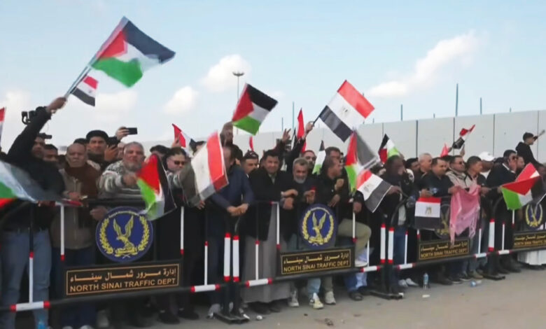 صورة احتشاد آلاف المصريين أمام معبر رفح رفضا لتهجير الفلسطينيين