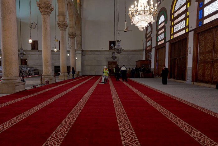 صورة اكتمال نسج وفرش سجاد الجامع الأموي بدمشق بحلول أول صلاة تراويح في شهر رمضان