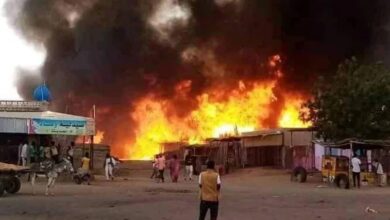 صورة ميليشيا “الدعم السريع” تضرم النيران بأكبر مخيم للنازحين في السودان