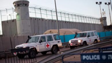 صورة مصادر فلسطينية: المقاومة تتوصل إلى اتفاق على الإفراج عن باقي المعتقلين الفلسطينيين مقابل الإفراج عن جثث أسرى “إسرائيليين”.