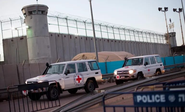 صورة مصادر فلسطينية: المقاومة تتوصل إلى اتفاق على الإفراج عن باقي المعتقلين الفلسطينيين مقابل الإفراج عن جثث أسرى “إسرائيليين”.