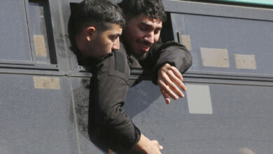 صورة فلسطيني محرر حفرت ندوب التعذيب جسده الهزيل