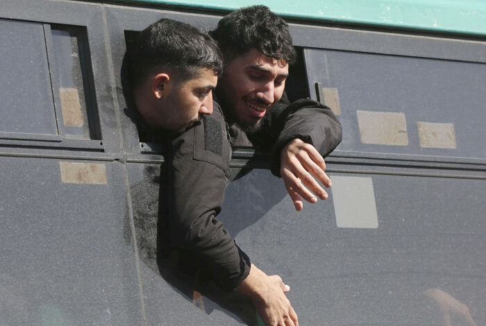 صورة فلسطيني محرر حفرت ندوب التعذيب جسده الهزيل