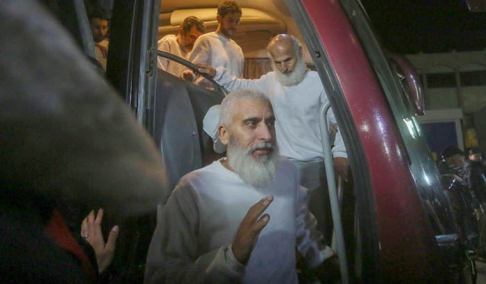 صورة أسى فلسطينيون يكشفون وحشية الاحتلال في متوالية القمع والغاز والكلاب والتعذيب الجسدي واللفظي